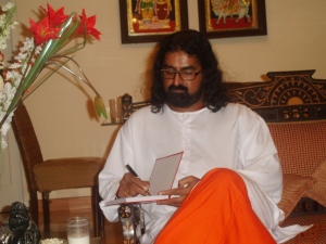 Mohanji signing Sri Sai Satcharita, Gurgaon 2010