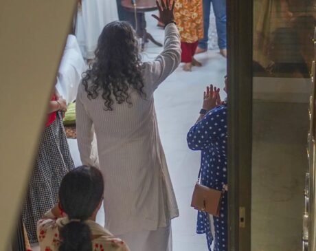 Mohanji's Guru Purnima satsang - waving goodbye