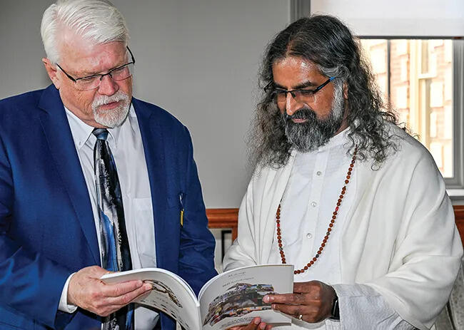 Spiritual leader, Mohanji meets with Orangeville Town Council