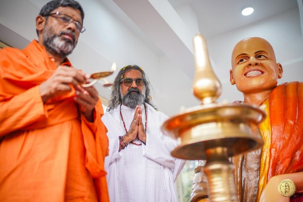 Mohanji unveiling the statue of Shivayogini Amma at Valappad