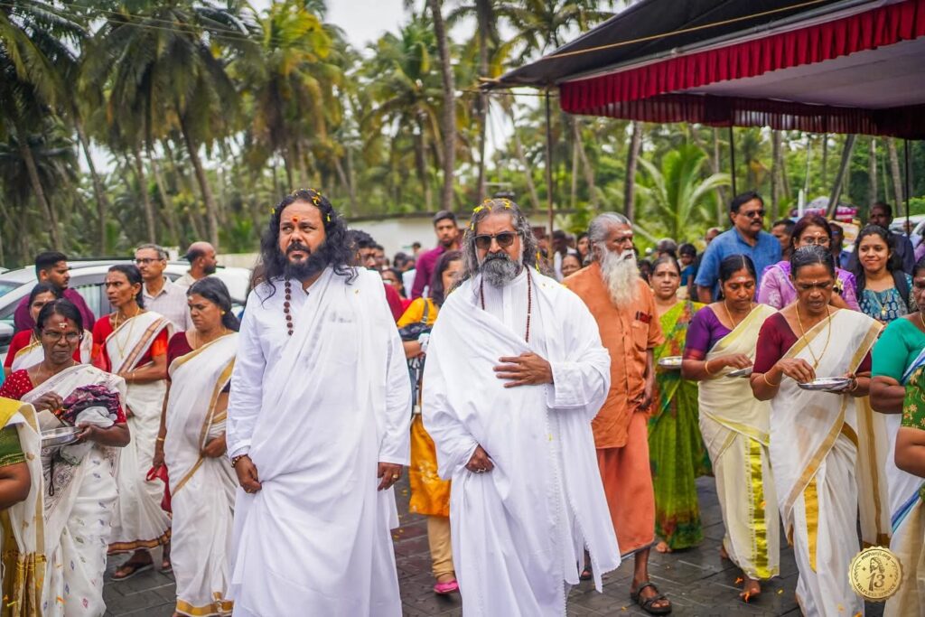 Mohanji unveiling the statue of Shivayogini Amma at Valappad