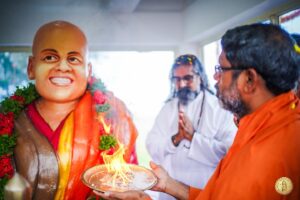 Mohanji unveiling the statue of Shivayogini Amma at Valappad