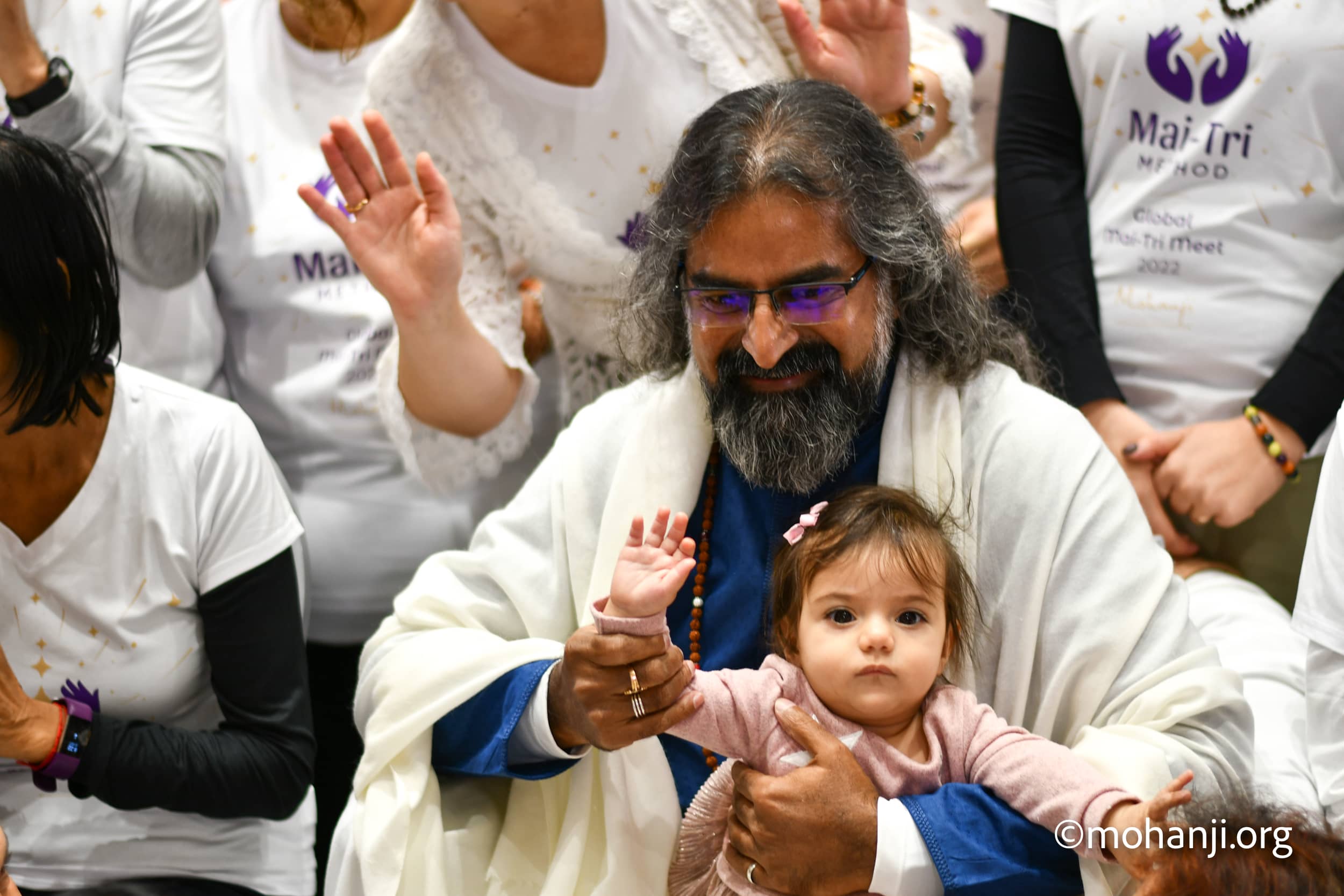 Group photo of Mai-Tri Practitioners with Mohanji