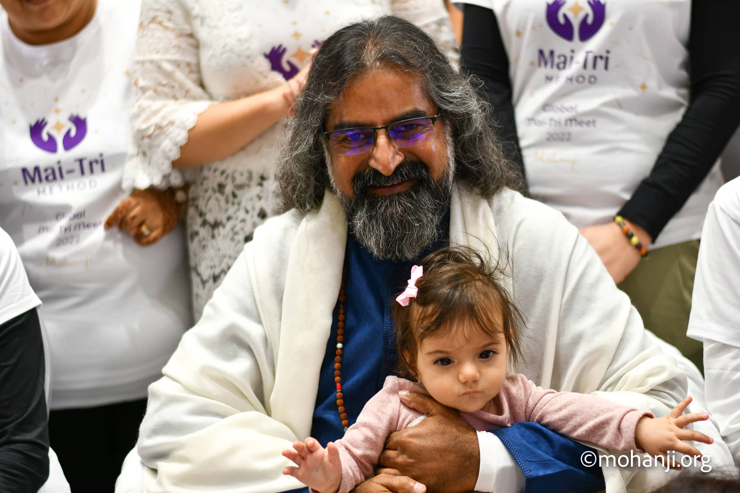 Group photo of Mai-Tri Practitioners with Mohanji