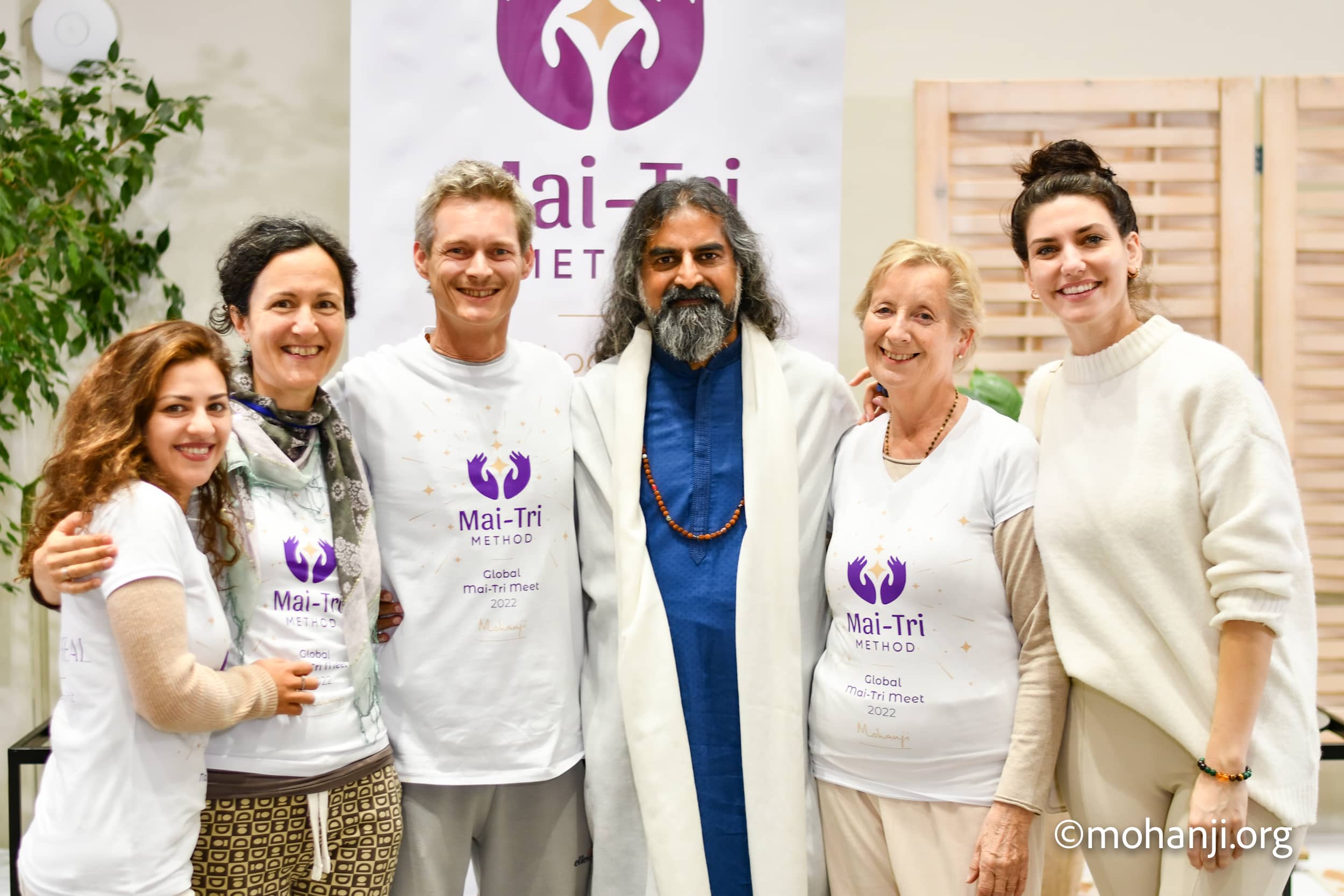 Group photo of Mai-Tri Practitioners with Mohanji